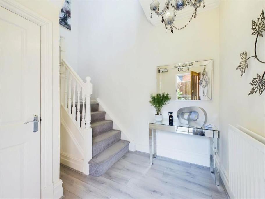Upmarket Apartment In Ormskirk Exterior photo